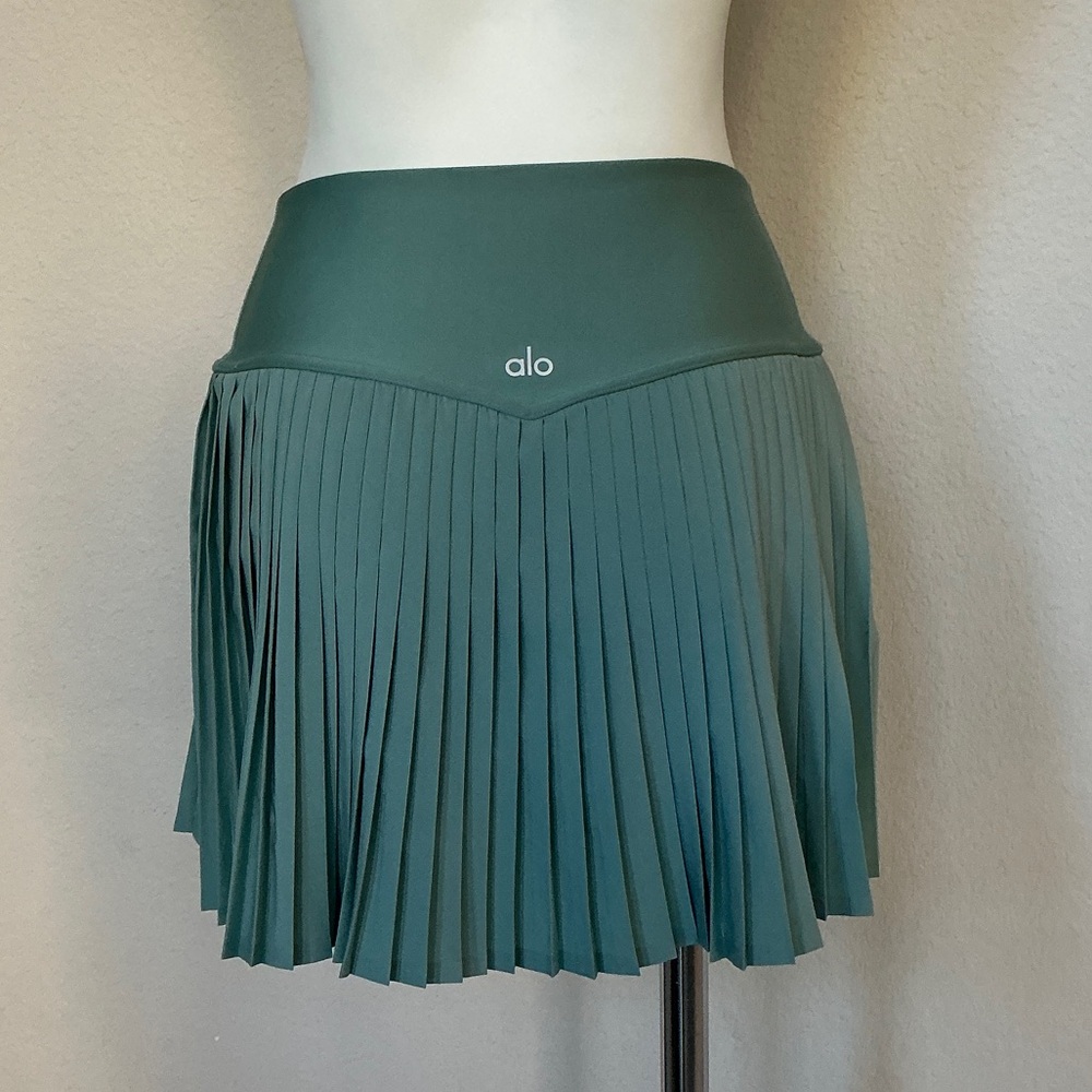 ALO Yoga Grand Slam Tennis Skirt in Botanical Green - Picture 10 of 12